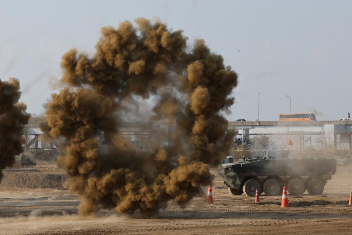 K808 차륜형장갑차가 연막차장을 하고 있다.