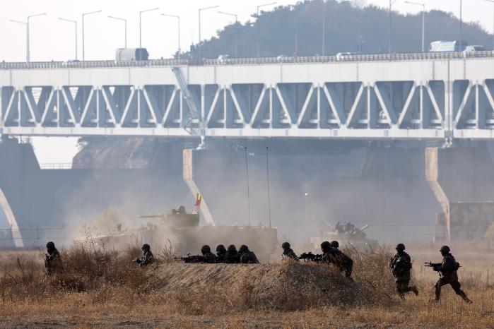 K808 차륜형장갑차에서 하차한 뒤 기동하고 있는 장병들.