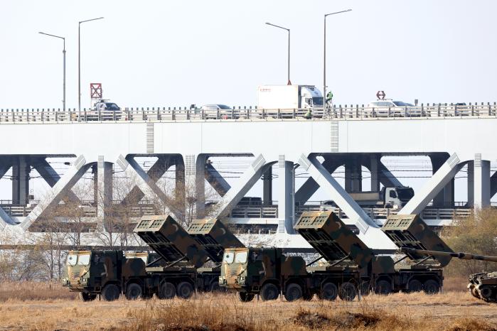 원거리 적 진지를 겨냥하고 있는 다연장로켓 천무.