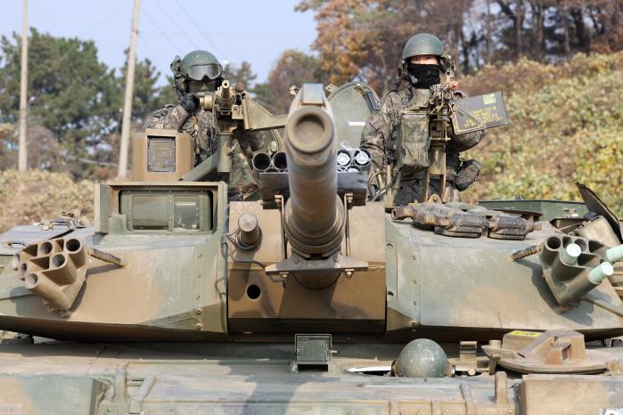 공격개시 명령을 기다리고 있는 K1E1 전차 승무원들.