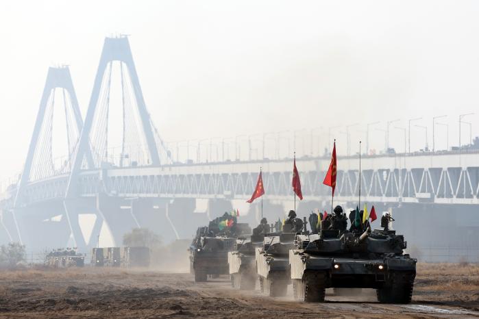 지난 20일 인천 장도훈련장에서 전개된 육군17보병사단 대규모 야외기동훈련에서 K1E1 전차, 차륜형대공포 천호, 다연장로켓 천무, K808 차륜형장갑차 등 장비가 줄지어 기동하고 있다.