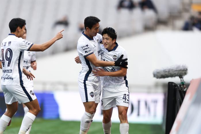 김천 상무 박세진(오른쪽) 일병이 22일 서울월드컵경기장에서 열린 하나은행 K리그1 2025 37라운드 FC서울과의 원정 경기에서 결승 골을 넣은 뒤 동료들과 기쁨의 세리머니를 펼치고 있다. 사진=김천 상무