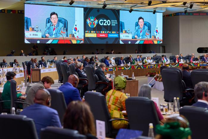 이재명 대통령이 22일(현지시간) 남아프리카공화국 나스렉 엑스포센터에서 열린 주요 20개국(G20) 정상회의 제1세션에서 발언하고 있다. 연합뉴스