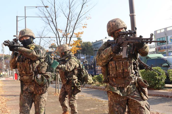육군51보병사단 장병들이 경기 화성시 화성바이오밸리에서 열린 도시지역 탐색격멸작전 중 기동하고 있다. 부대 제공