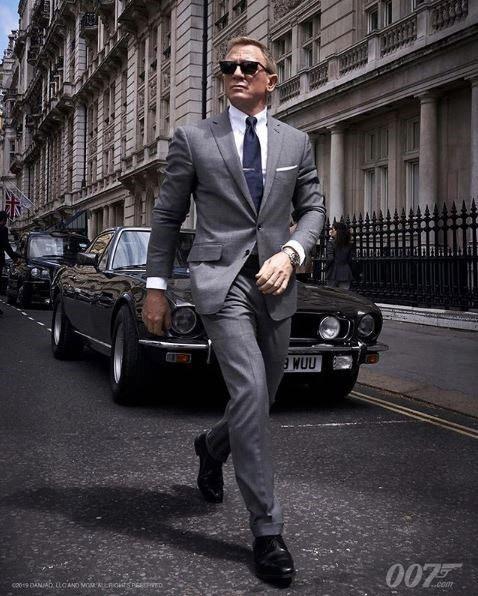 영화 ‘007 노 타임 투 다이’(2021) 에서 슈트를 입고 오메가 시계를 착용한 제임스 본드.  필자 제공