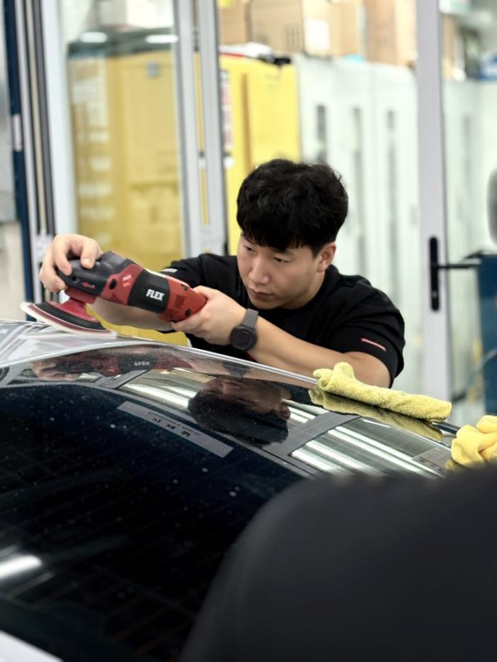 육군중사에서 자동차판금도장 테크니션으로 변신한 김지성 씨의 작업 모습. 사진 제공=SK 뉴스쿨