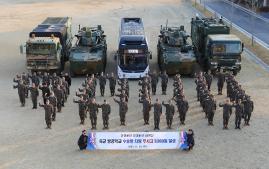 육군방공학교 수송부 장병들이 기념사진을 찍으며 차량 무사고 9000일 기록 달성을 자축하고 있다. 부대 제공