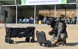 국방부와 합참이 주관한 ‘연합·합동 폭발물처리 세미나 및 훈련’에 참가한 장병이 폭발물을 확인하고 있다. 합참 제공