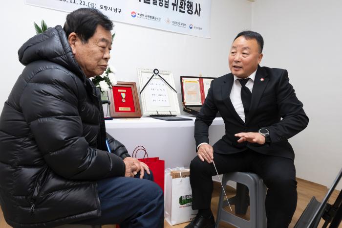 조해학(오른쪽) 국방부유해발굴감식단장 직무대리가 지난 21일 고(故) 구자길 일병 유해발굴 경위를 유가족에게 설명하고 있다. 부대 제공