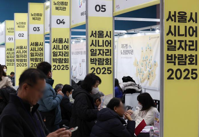 지난 18일 서울 강남구 대치동 세텍에서 열린 ‘서울시 시니어 일자리박람회 2025’를 찾은 장년층 구직자들이 채용기업 부스를 둘러보고 있다. 연합뉴스