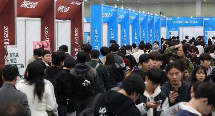 지난 5일 대구 북구 엑스코에서 열린 ‘2025 대구·경북 채용박람회’에서 청년 구직자들이 부스를 살펴보고 있다. 연합뉴스