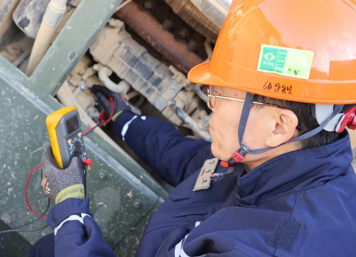 자동차정비기능장인 양동보 교관이 그레이더를 정비하고 있다.