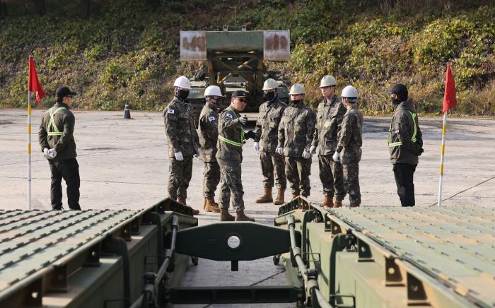 특기병을 대상으로 교량전차 조종 교육을 하는 모습.