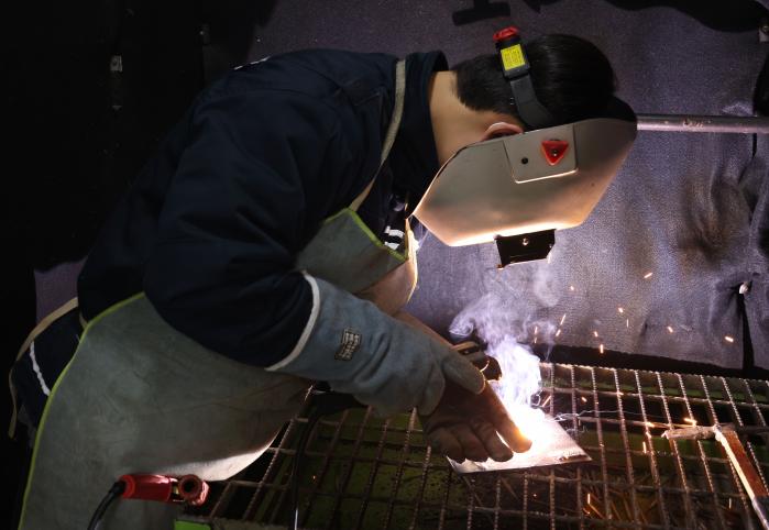 한 교육생이 용접 실습을 하고 있다.