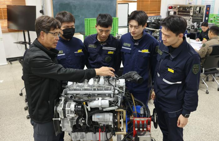 한동구 교관이 엔진 진단 교육을 하고 있다.