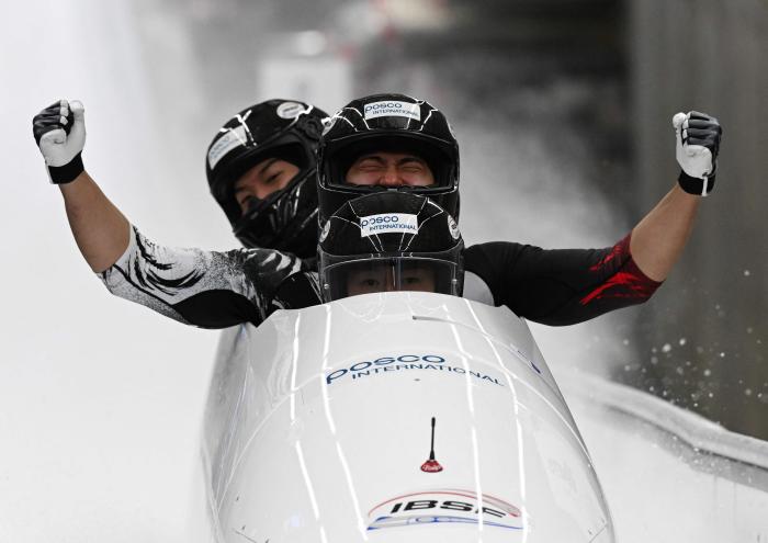 한국 봅슬레이 남자 4인승 김진수 팀이 23일(현지 시간) 이탈리아 코르티나담페초에서 열린 2025-26 국제봅슬레이스켈레톤연맹(IBSF) 월드컵 1차 남자 4인승 2차 시기에서 결승선을 통과한 후 환호하고 있다. AFP·연합뉴스