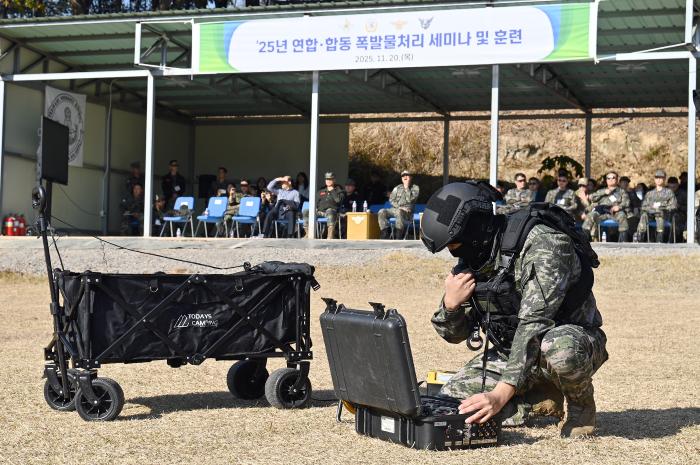 국방부와 합참이 주관한 ‘연합·합동 폭발물처리 세미나 및 훈련’에 참가한 장병이 폭발물을 확인하고 있다. 합참 제공