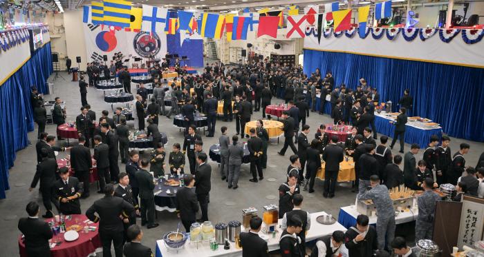 생도들이 제주도 함상 리셉션에 참여하고 있다. 부대 제공