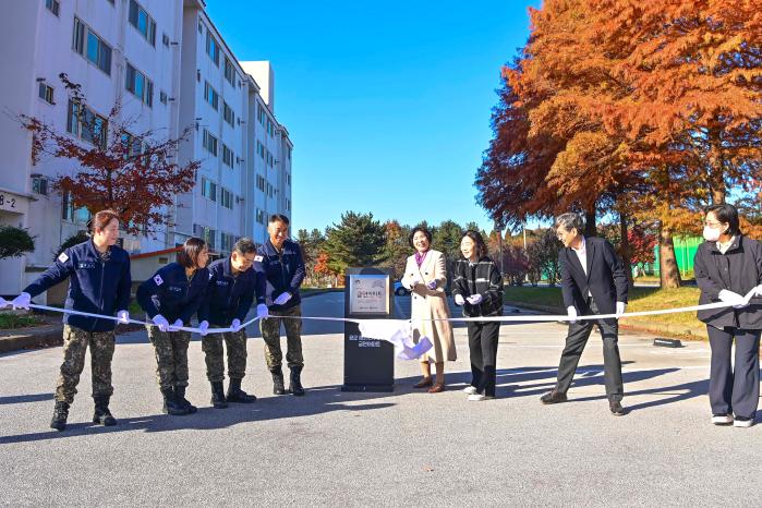 공군20전투비행단에서 열린 ‘금연아파트 지정 현판식’에서 부대 관계자를 비롯해 충남 서산시 보건소, 인하대 산학협력단 관계자들이 현판 제막을 하고 있다. 부대 제공
