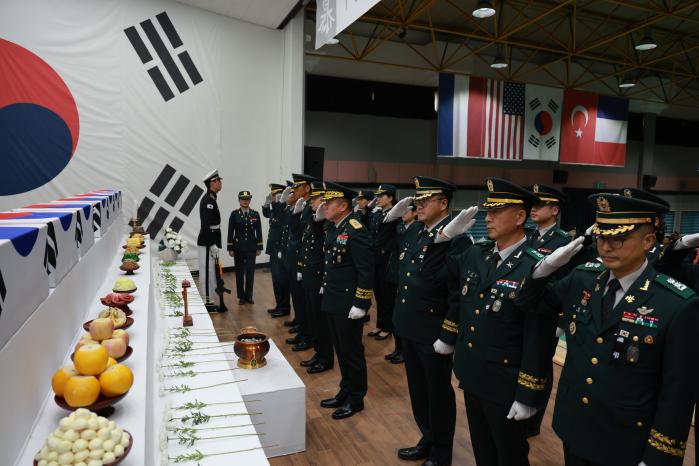 육군36보병사단이 24일 개최한 6·25 전사자 발굴유해 합동 영결식에서 참석자들이 선배 전우들의 희생과 헌신을 기리며 경례하고 있다. 부대 제공