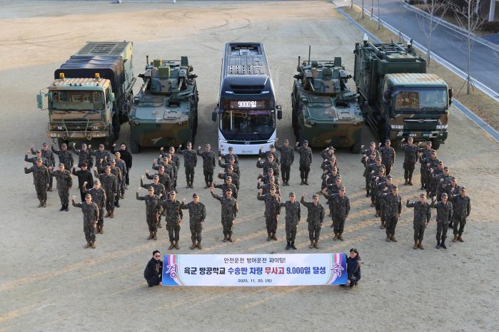 육군방공학교 수송부 장병들이 기념사진을 찍으며 차량 무사고 9000일 기록 달성을 자축하고 있다. 부대 제공