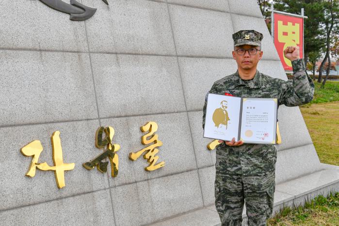 헌혈을 통해 국민의 생명을 지켜낸 해병대교육훈련단 김용희 상사.