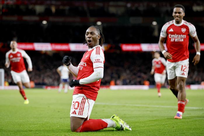 잉글랜드 프로축구 아스널의 에베레치 에제(가운데)가 24일(한국시간) 영국 런던의 에미레이츠 스타디움에서 열린 토트넘과의 프리미어리그(EPL) 12라운드 ‘북런던 더비’ 경기에서 팀의 2번째 골을 넣은 뒤 세리머니를 하고 있다. 에제는 이날 해트트릭을 기록하며 4-1 완승을 이끌었다. 아스널은 9경기(7승 2무) 무패행진을 이어가며 선두를 달렸다. EPA·연합뉴스