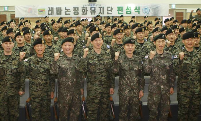 동명부대 32진 장병들이 24일 육군특수전사령부 국제평화지원단에서 열린 편성식에서 임무 수행 의지를 다지며 파이팅을 외치고 있다. 부대 제공