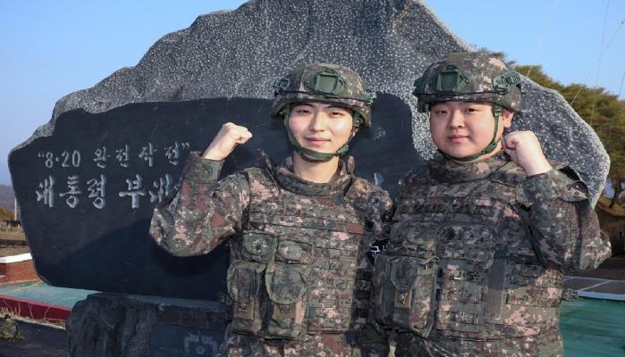 나란히 임기제 부사관으로 임관한 육군25보병사단 해룡여단 흑룡대대 김경호(오른쪽)·김경민 하사 형제. 부대 제공