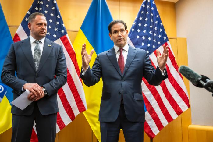 마코 루비오 미국 국무장관(오른쪽)과 안드리 예르마크 우크라이나 대통령 비서실장이 23일(현지시간) 스위스 제네바 소재 미국 대표부에서 트럼프 평화 계획에 관한 협의를 진행하며 기자들과 대화하고 있다. EPA·연합뉴스