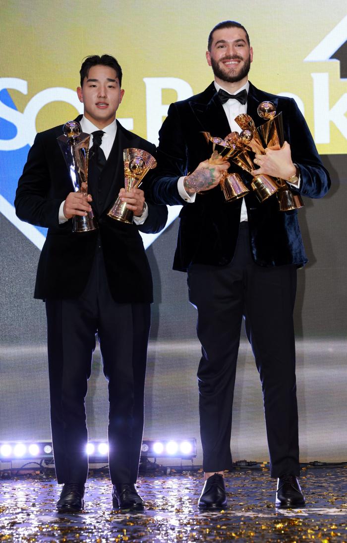 24일 열린 KBO 시상식에서 정규시즌 최우수선수로 선정된 한화의 폰세(오른쪽)와 신인상을 수상한 kt 안현민이 트로피를 들어 보이고 있다. 연합뉴스