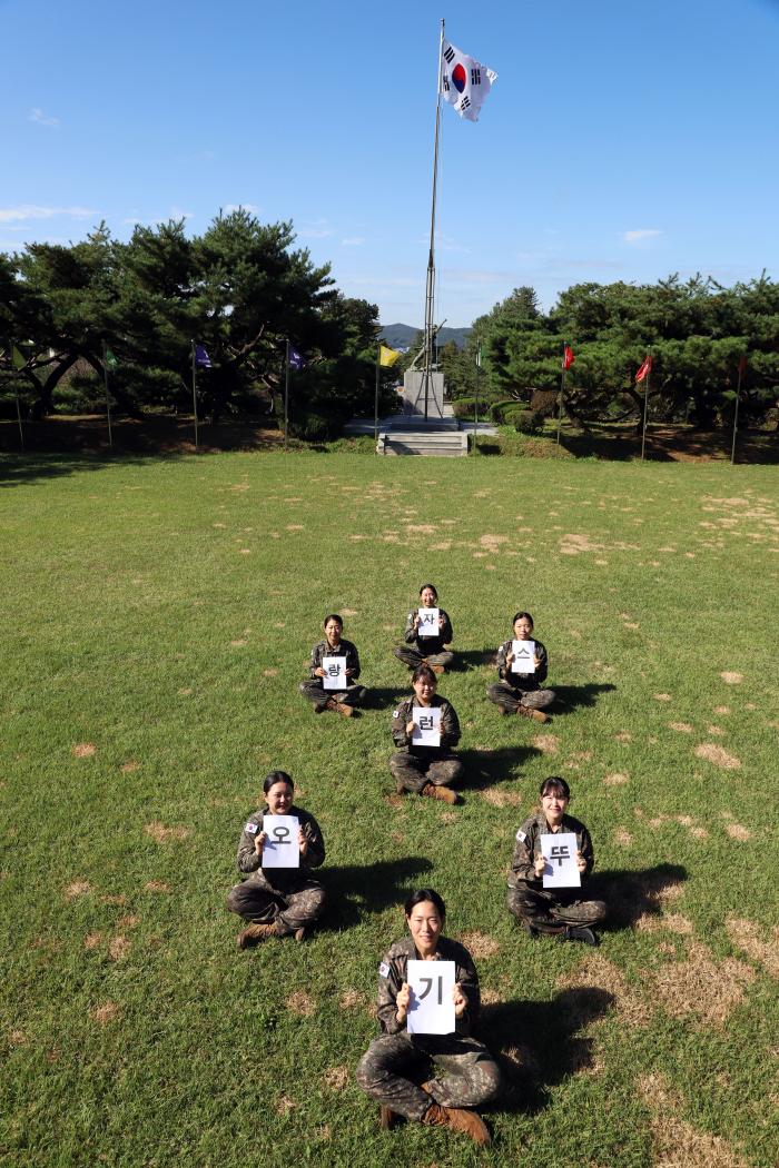 소아암 환자 돕기 모발 기부에 나선 육군8기동사단 여군 장교와 부사관들이 기념촬영을 하고 있다. 사진 제공=정기철 상사