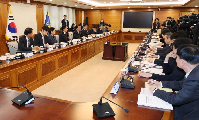 정부는 24일 제1회 과학기술관계장관회의를 개최해 국방·과학·기술·산업 등 분야에서 인공지능 대전환을 위해 국가 차원의 통합전략을 논의했다. 연합뉴스
