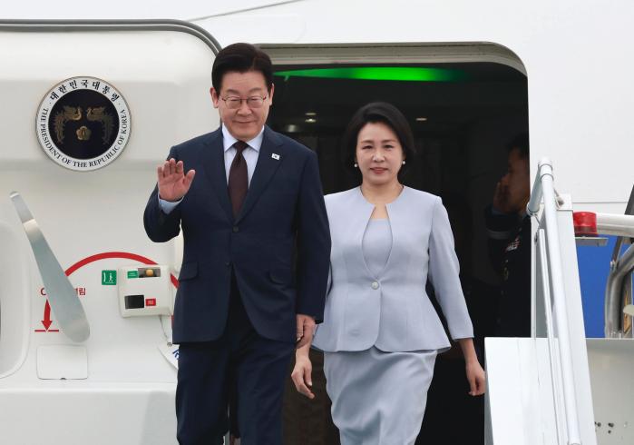 튀르키예를 국빈 방문한 이재명 대통령과 김혜경 여사가 24일(현지시간) 앙카라 에센보아 국제공항에 도착한 공군 1호기에서 환영객들에게 인사하고 있다. 이 대통령은 중동·아프리카 순방의 마지막 방문국인 튀르키예에서 레제프 타이이프 에르도안 대통령과 정상회담을 하고 방산·원자력·바이오 분야의 협력 강화 방안을 논의하는 등 일정을 소화한 뒤 25일 귀국길에 오른다. 연합뉴스