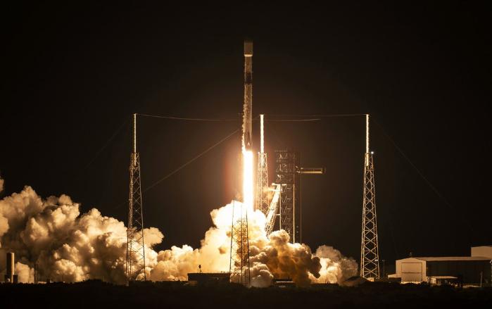 군 정찰위성 5호기가 지난 2일(현지시간) 미 플로리다주 케이프 커내버럴 우주군 기지에서 발사되는 장면. ‘425 사업’의 마지막 정찰위성인 5호기까지 발사에 성공하면서 우리 군의 대북 감시망은 한층 촘촘해질 것으로 기대된다. 사진=스페이스X
