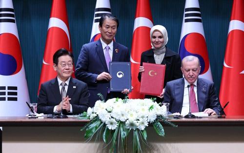  권오을(뒷줄 왼쪽) 국가보훈부 장관과 마히누르 외즈데미르 괵타쉬 튀르키예 가족사회장관이 24일(현지시간) 튀르키예 앙카라 대통령궁에서 이재명 대통령과 레제프 타이이프 에르도안 튀르키예 대통령가 참석한 가운데 6·25전쟁 기념 상호렵력에 관한 협력에 관한 MOU를 체결한 뒤 기념촬영을 하고 있다. 연합뉴스