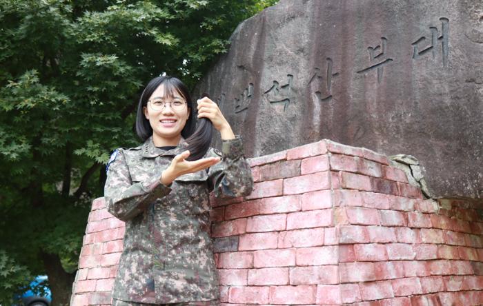 소아암 환자를 돕기 위해 정성스럽게 기른 머리카락을 기부한 육군21보병사단 백석산여단 남은빈 소령(진). 부대 제공