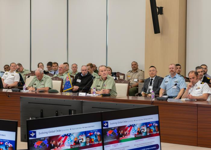 한반도 및 인도·태평양 지역 전략환경을 이해하기 위해 합참을 방문한 뉴질랜드군 지휘참모대학 고급지휘과정 학생장교와 교직원들이 합참의 주요 임무를 소개받고 있다. 합참 제공