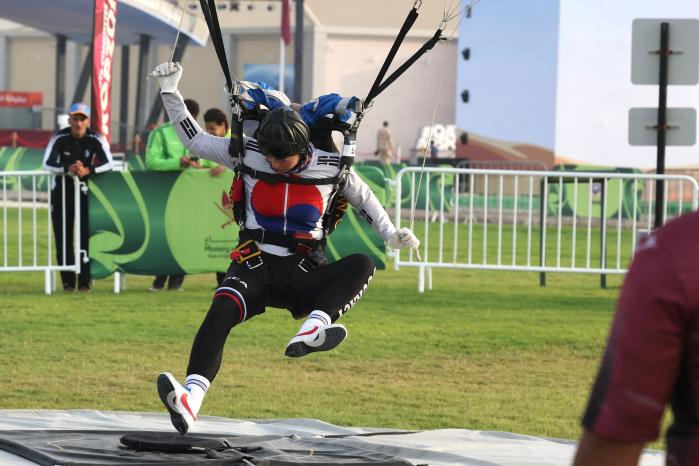 정밀강하 종목에 출전한 육군특전사 여군 대표팀이 카타르 도하 쇼크핫 기지 내에 설치된 패드에 정확히 착지하고 있다. 육군 제공