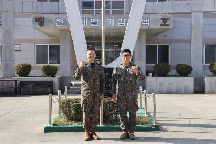 개울둑에서 발을 헛디뎌 추락한 시민을 구조한 육군수도기계화보병사단 기갑수색대대 우민혁(오른쪽) 대위와 김두환 중사.