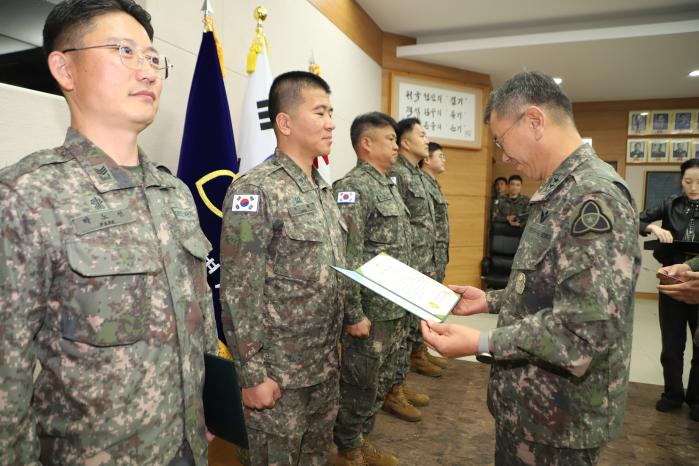 김광석(맨 오른쪽) 육군35보병사단장이 거리에 쓰러진 어르신의 생명을 구한 5명의 부사관에게 표창을 수여하고 있다.