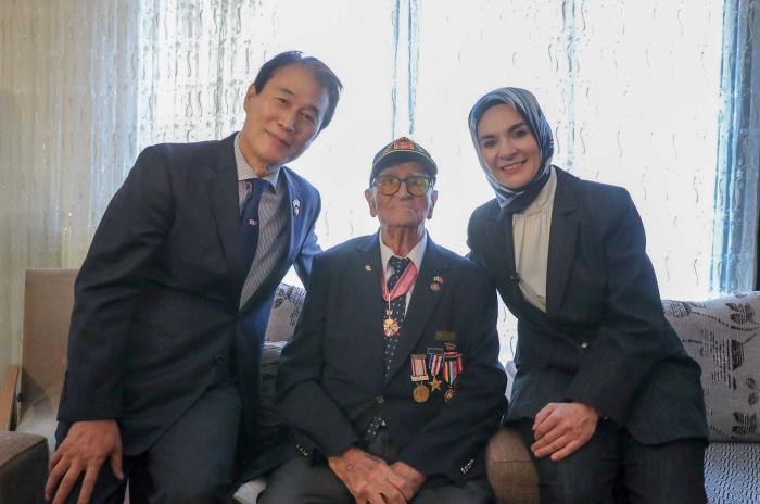 권오을 국가보훈부 장관이 지난 23일 튀르키예 앙카라에 거주하는 야사르 오스만 에켄(가운데) 참전용사 자택을 방문, 마히누르 외즈데미르 괵타스 가족사회부 장관과 기념촬영을 하고 있다. 보훈부 제공