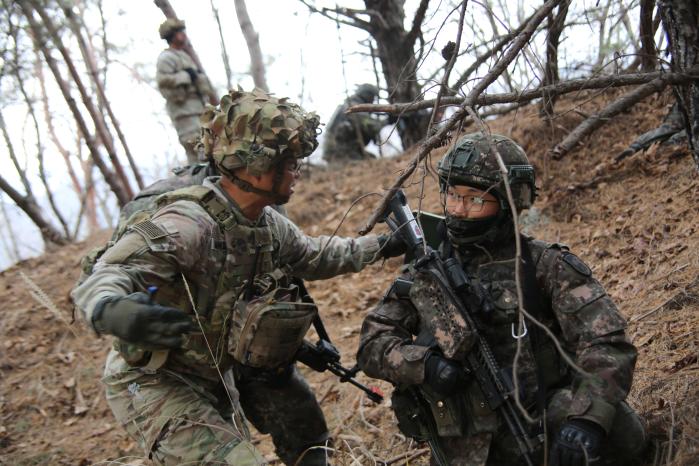 25일 경기 포천시 로드리게스훈련장에서 진행된 연합 소대 전투사격에 참가한 한미 장병들이 현장 전술토의를 하고 있다. 부대 제공