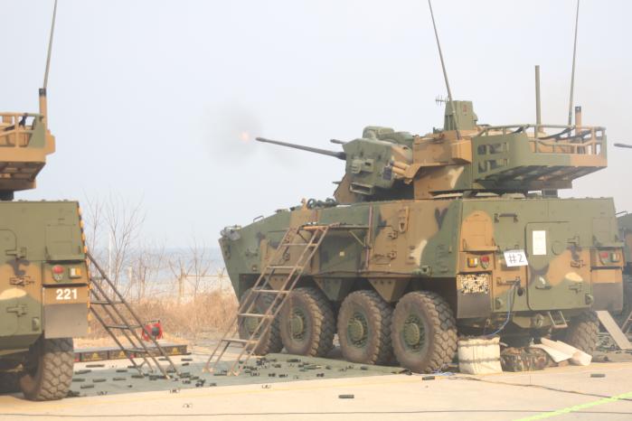 24일 강원 소재 사격장에서 육군5군단 차륜형 대공포 천호가 표적기를 향해 사격하고 있다. 부대 제공