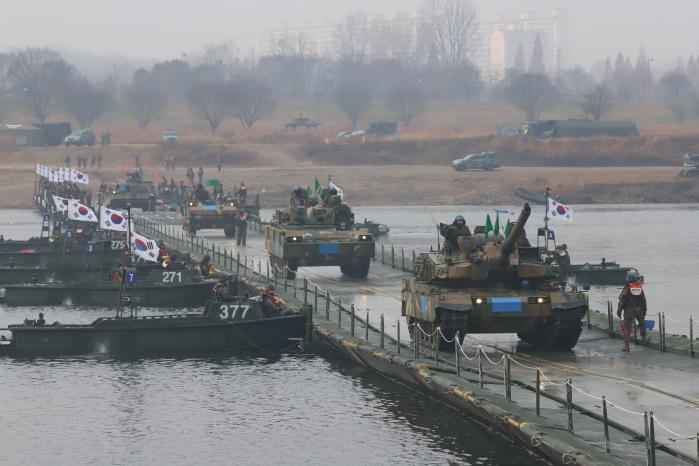 24일과 25일 경기 여주시 남한강 일대에서 전개된 대규모 도하작전에서 육군8기동사단 K21 장갑차, K2 전차 등 장비가 완성된 부교 위로 도하하고 있다. 부대 제공