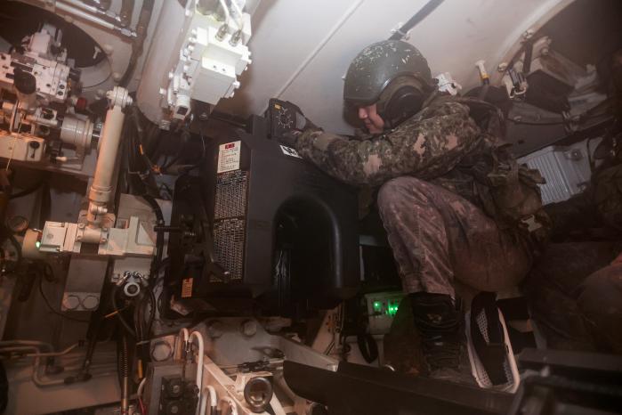 뇌관집을 결합하고 있는 자주포 승무원.