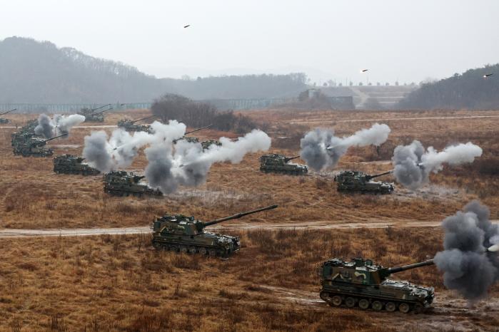 25일 강원 철원군 포병훈련장에서 육군5포병여단 K9·K9A1 자주포가 표적을 향해 일제히 포탄을 발사하고 있다.