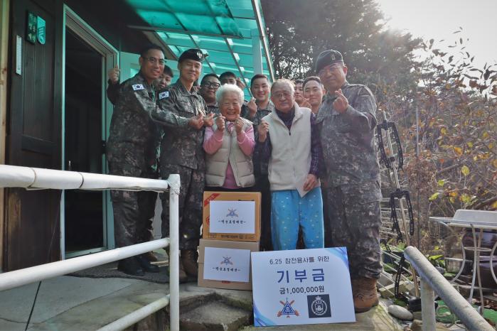 육군3보병사단 포병여단 장병들이 6·25 참전용사 조용식 옹 자택을 방문해 위문품과 위문금을 전달하고 있다. 부대 제공