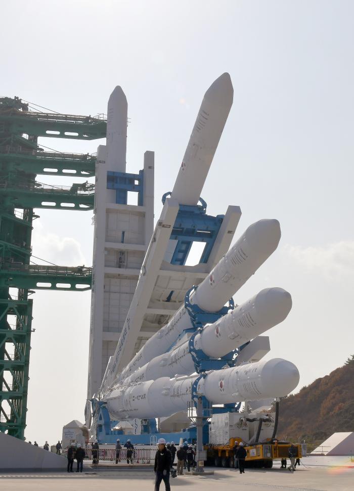 25일 전남 고흥 나로우주센터에서 27일 새벽으로 예정된 누리호 4차 발사를 위한 기립작업이 진행되고 있다. 연합뉴스