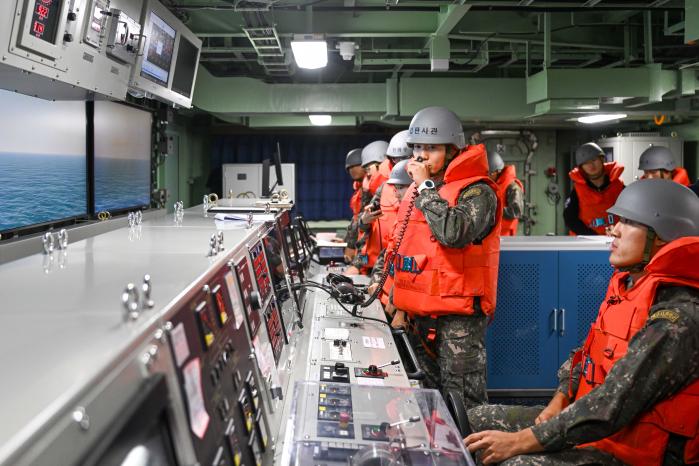 ‘2025년 대한민국 해군순항훈련전단’이 순항 중인 가운데 생도들이 조함 실습실에서 함교 당직사관의 임무를 실습하고 있다.